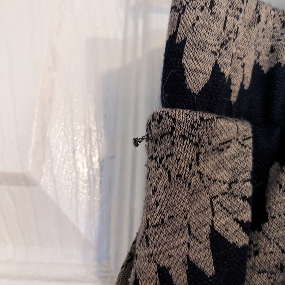 Lularoe Pleated Skirt Dark Navy Blue With Tan Flowers Size Small 6-8 - Picture 5 of 9